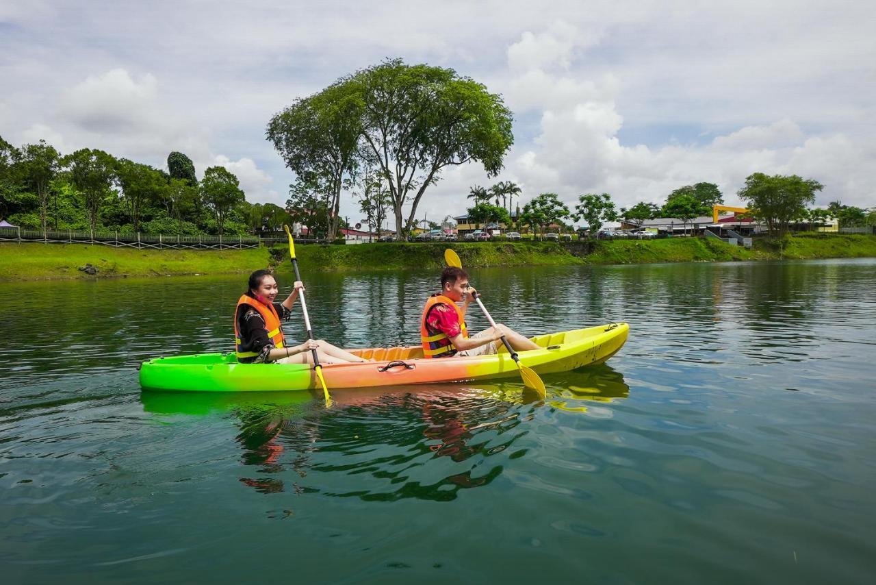 Roxy Tasik Biru Resort City Bau Esterno foto