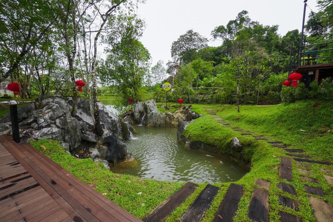 Roxy Tasik Biru Resort City Bau Esterno foto